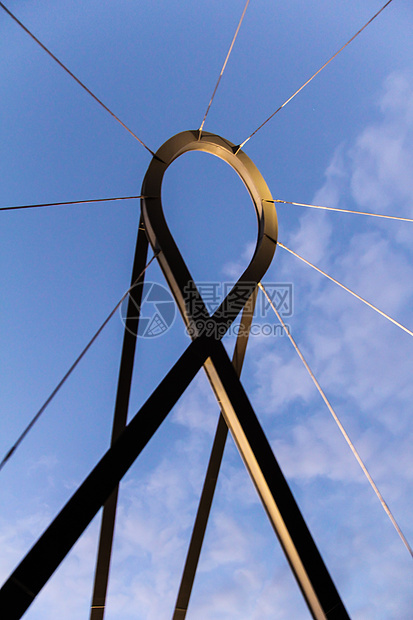 在葡萄牙阿韦罗市的环金属桥结构图片