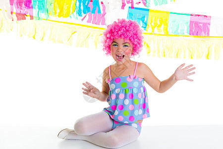 带着派对小丑粉红假发滑稽的表情喜悦快乐戏服童年冒充孩子们女孩乐趣花环庆典图片