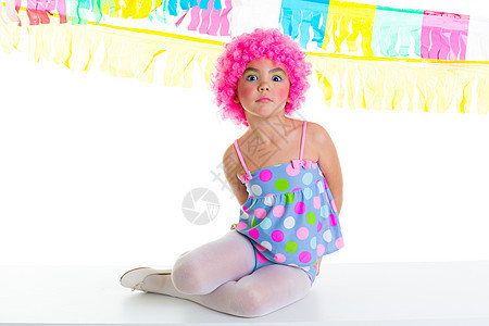 带着派对小丑粉红假发滑稽的表情裙子孩子女孩女性享受戏服庆典喜悦冒充花环图片