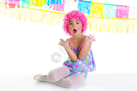 带着派对小丑粉红假发滑稽的表情手势孩子们微笑女孩冒充乐趣裙子戏服庆典幸福图片