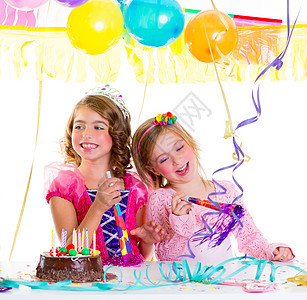 儿童在生日派对上的孩子 跳舞快乐的欢笑孩子们裙子糕点乐趣花环金发庆典手势气球幸福图片