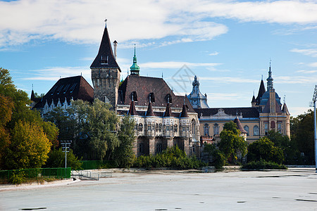 匈牙利布达佩斯Vajdahunyad城堡建筑学旅行蓝色游客首都城市旅游地标建筑石头图片