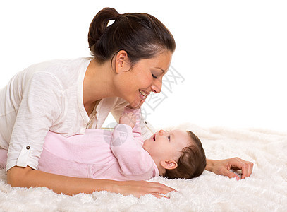 女孩和母亲的幸福快乐地一起玩耍后代棉被女性家庭妻子帮手孩子童年女士母性图片