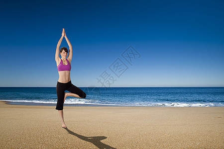 在海边的瑜伽闲暇青年灵活性微笑活力福利腹肌女孩姿势重量图片