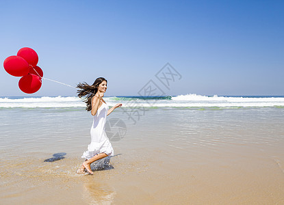 带球奔跑气球闲暇晴天青年幸福蓝色海滩自由微笑享受图片