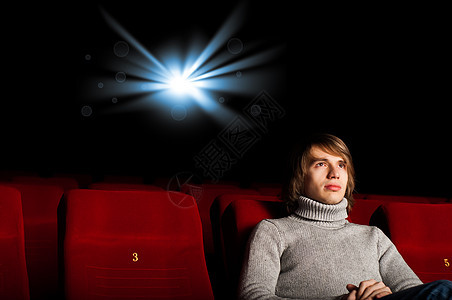 电影院里的男人椅子幸福闲暇大厅微笑夜生活乐趣金发爆米花喜剧图片