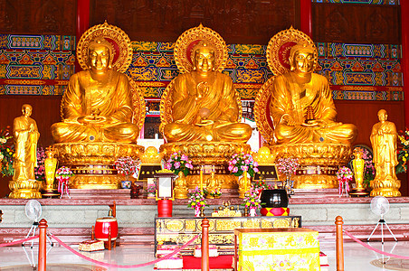 三佛在中国的泰国寺庙里历史佛教徒游客历史性祷告旅游唤醒纪念碑宗教旅行图片
