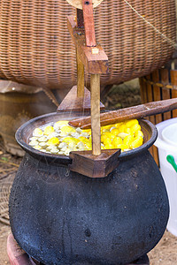 锅中沸腾的coconconon纤维幼虫呵护昆虫旋转黄色加工编织丝绸牙线图片