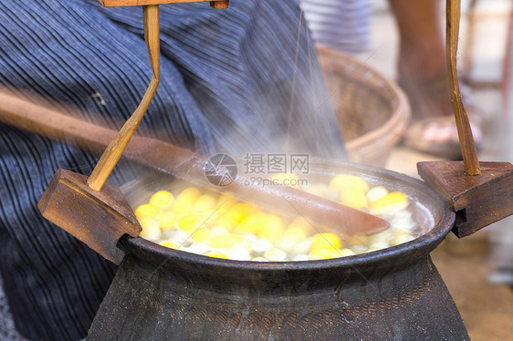 锅中沸腾的coconconon加工呵护昆虫材料织物黄色编织牙线纺织品丝绸图片