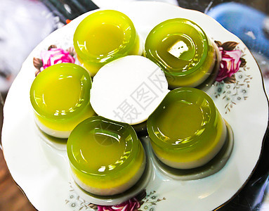 泰国传统甜点椰子绿色手工光束热带节日白色服务美食小吃背景图片