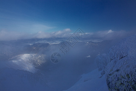 雾的冬季风景图片