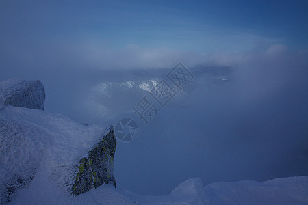 在云中天空晴天远足薄雾季节滑雪山顶山峰全景山脉图片