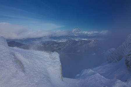 山中冬季旅行爬坡滑雪薄雾远足晴天笨蛋蓝色全景季节图片