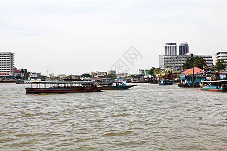 Chao Phraya河上的船只 泰国曼谷建筑物地标市中心传统吸引力文化旅行热带运河旅游图片