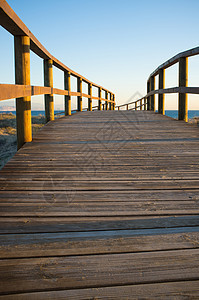 低角度脚下海滩支撑木板人行道木头木材沿海海岸栏杆猫步背景图片