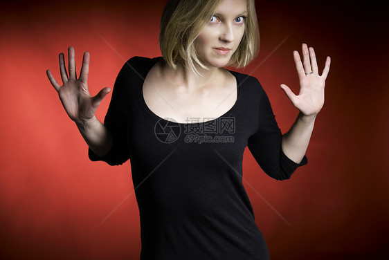 年轻有吸引力的妇女女性成人人脸头发眼睛金发女郎手指红色黑色图片
