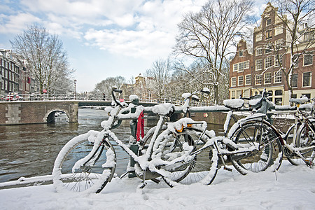 荷兰阿姆斯特丹市的雪雪运输建筑学房子自行车建筑城市特丹风光图片