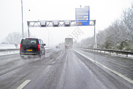 在荷兰高速公路上暴风雪中驾着车图片