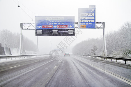 在荷兰的高速公路上 驾驶着一场暴雪图片