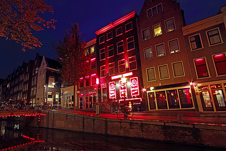 荷兰阿姆斯特丹的红灯区荷兰阿姆斯特丹建筑特丹建筑学紫色红色运河反射图片