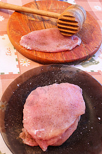 切片烹饪过程猪排美食餐厅盘子食物屠夫营养桌子木板胡椒图片