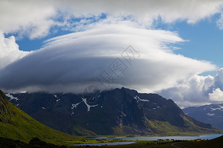 挪威的Fjord海岸天空峡湾晴天爬坡蓝色风景场景支撑岩石图片