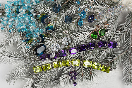 在fir树上的珠宝婚礼金属首饰戒指枞树宏观金子奢华展示庆典图片