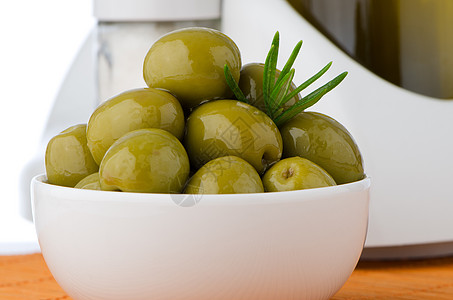 白陶瓷碗中的绿橄榄向日葵代谢味道油壶植物收成液体调味品处女烹饪图片