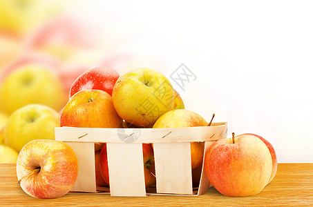 篮子中新鲜的 多彩的苹果农业水果季节农村红色食物蔬菜饮食绿色茶点图片