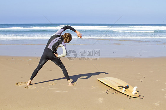 参加运动的年轻人波浪碰撞男人男性雕刻锻炼旅行蓝色海滩液体图片