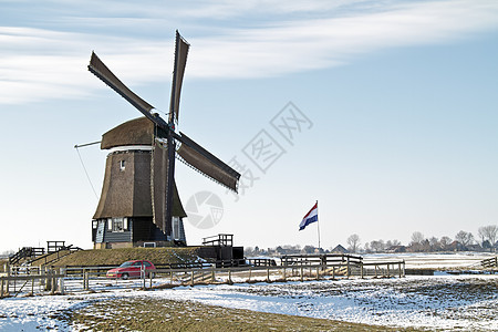 荷兰农村的古老风力车轮转机 由荷兰图片