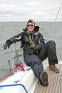 在荷兰的IJsselmeer号船上航行期间放松图片