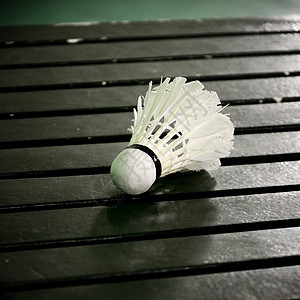 羽毛球运动概念 木桌上的飞机公鸡毽球法庭娱乐桌子绿色白色图片