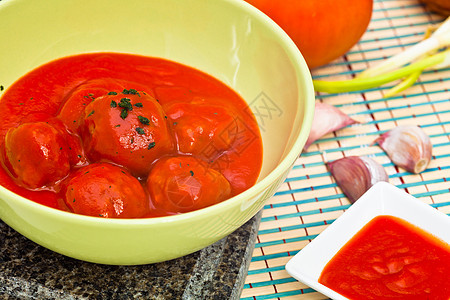 配番茄酱的肉丸美食午餐营养香菜饮食服务棕色红色草本植物美味图片