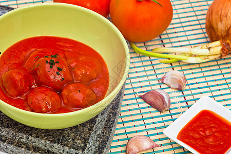 配番茄酱的肉丸香菜美味午餐饮食烹饪营养服务红色棕色美食图片