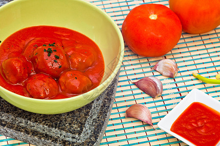 配番茄酱的肉丸盘子食物烹饪饮食营养棕色美味红色服务香菜图片