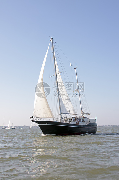 在荷兰的IJSselmeer号船上航行运动帆船娱乐游艇图片