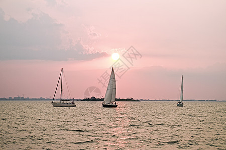 在荷兰的IJSselmeer号帆上航行风帆帆船娱乐游艇运动图片