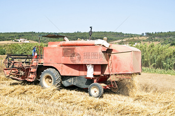 农业机器收割小麦图片