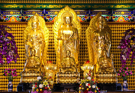 三佛在中国的泰国寺庙里祷告历史文化精神游客宗教雕像地标旅游历史性图片