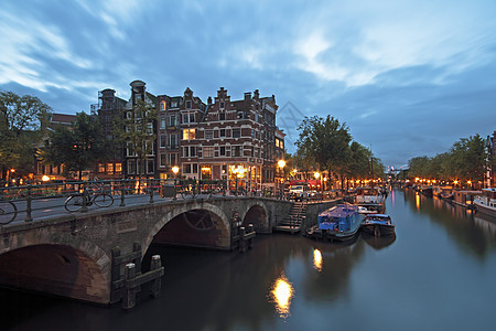 晚上在荷兰阿姆斯特丹建筑学自行车建筑历史运河运输特丹房子图片