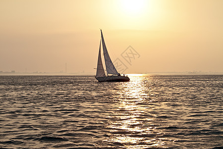 日落时出航游艇帆船运动图片