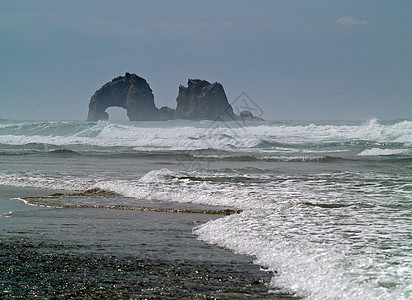 海洋海边的拱形岩卵石假期海岸阳光海岸线岩石风景地质学泡沫沿海图片