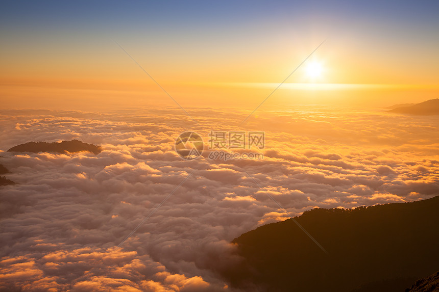 日落光照耀的山云海图片