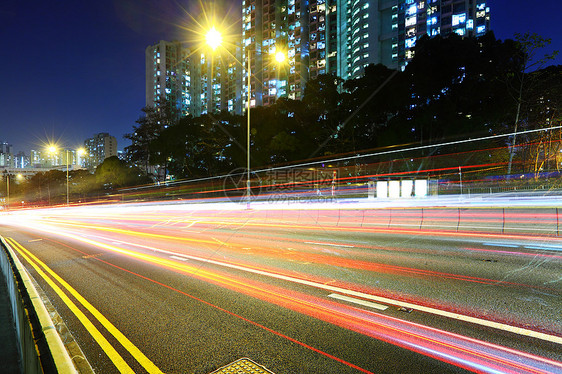 夜间的轻型交通小道小径速度景观驾驶汽车运动中心高楼公共汽车摩天大楼图片