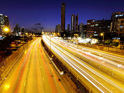 夜间的灯光交通小道驾驶高楼景观汽车市中心城市戏剧性蓝色运输车辆图片