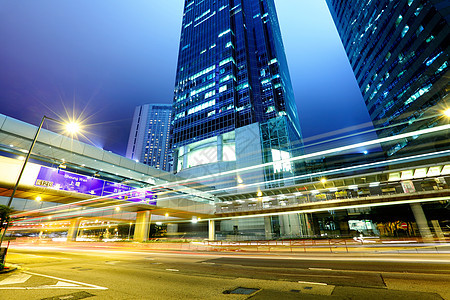 夜间的灯光交通小道汽车公共汽车戏剧性蓝色市中心景观车辆场景驾驶中心图片