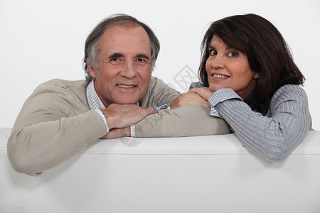 坐在沙发上的成年夫妇图片