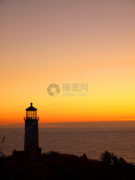 日落时华盛顿海岸的灯塔船舶岩石沿海旅游天空海洋地标船运安全纪念碑图片