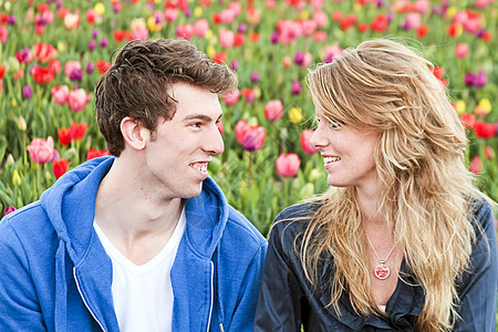 来自荷兰的郁金香田 幸福的小情侣女性植物群男性场地郁金香女士草地植物农村夫妻图片